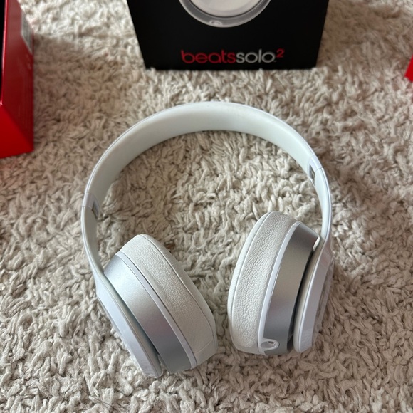 WHITE BEATS SOLO 2 - Picture 3 of 8